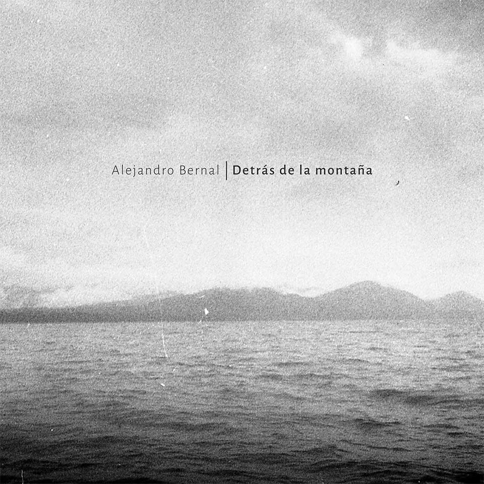 Portada de Detrás de la montaña, de Alejandro Bernal